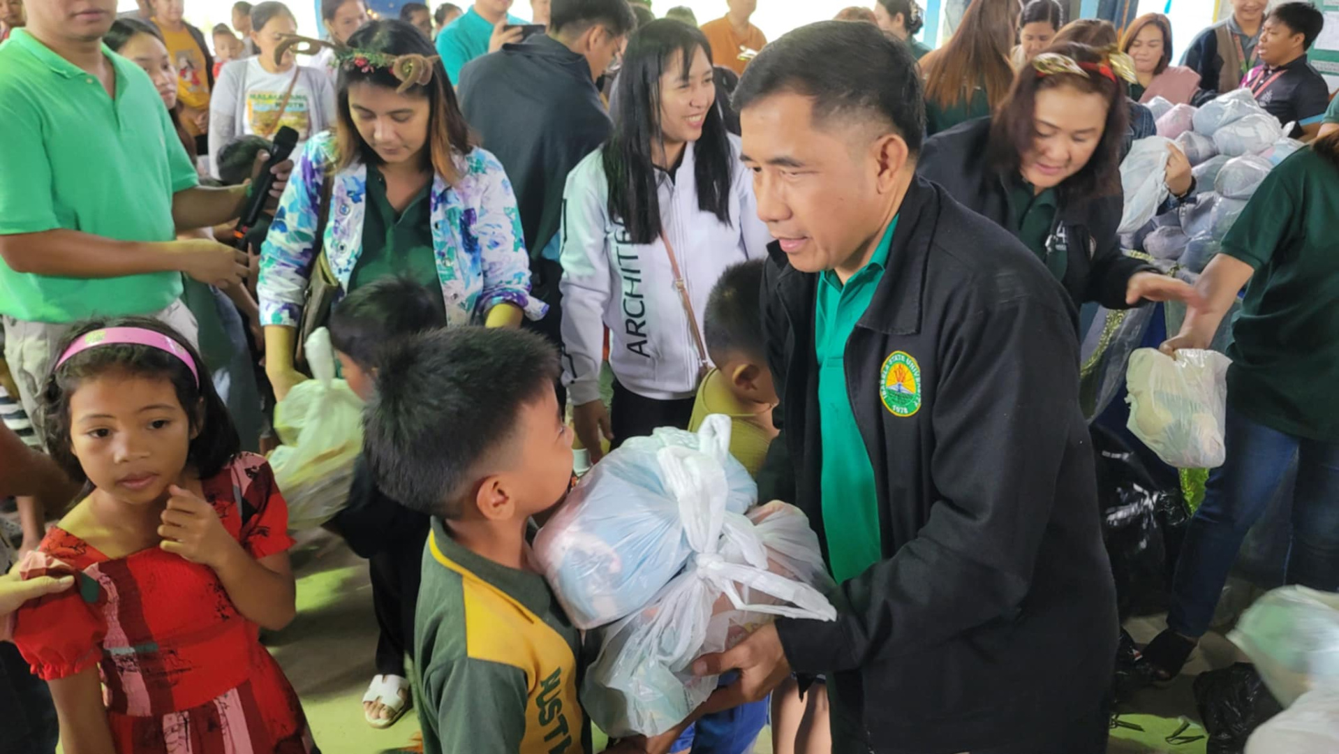 ISU-Ilagan conducts Christmas outreach program; 250 children receive gifts